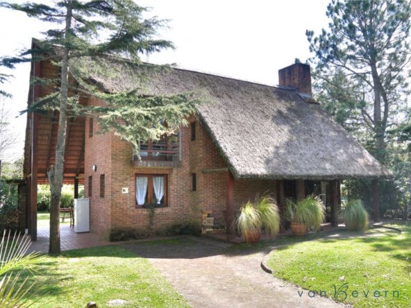 1 brick thatched cottage in punta ballena