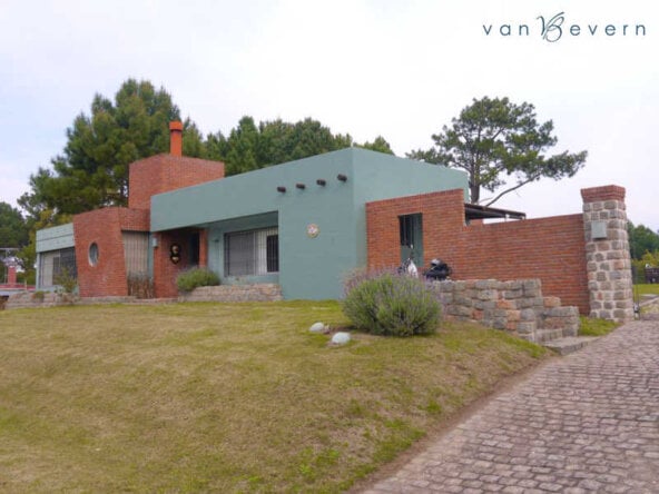 1 uruguay large house with pool 1550 m2 lot