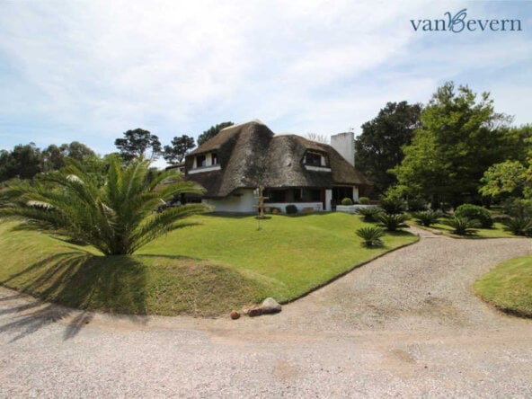 1 large thatched cottage with guest house and pool near the beach