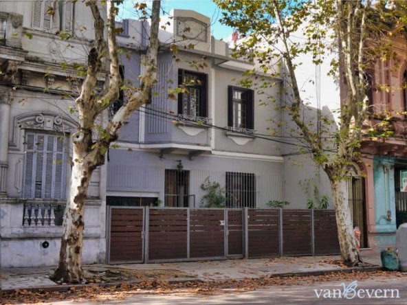 1 small vintage house in central montevideo